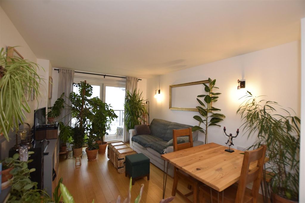 Property photo 3 of 10 Lounge Copy.Jpg