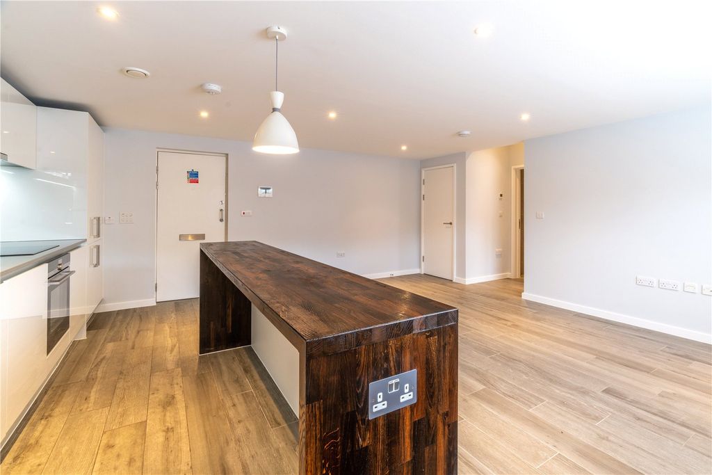 Property photo 3 of 11 Flat 4