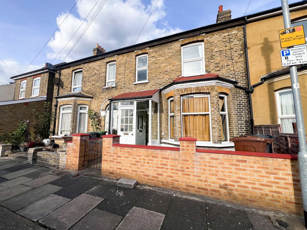 Property photo 1 of 14 Westbury Rd Ig11