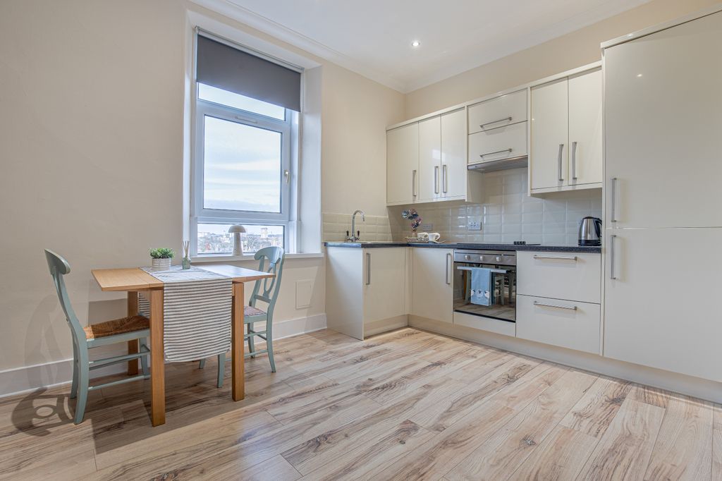 Property photo 1 of 10 Kitchenangle1