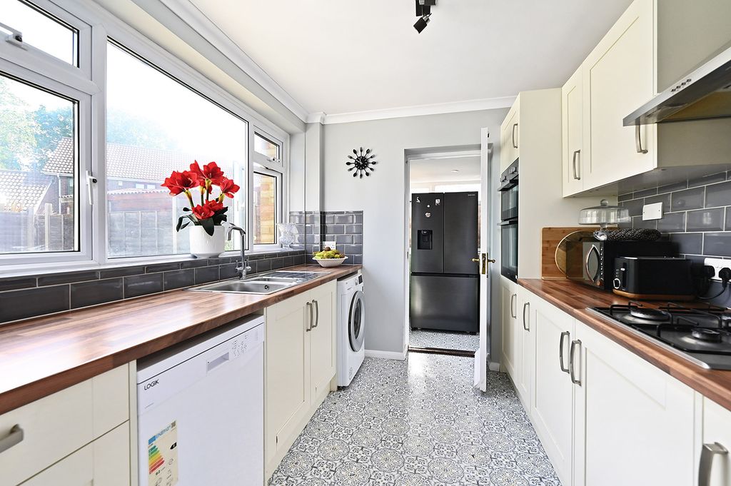 Property photo 3 of 8 58 The Glebe (10)