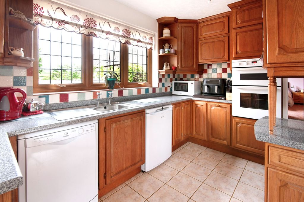 Additional image 4 of 4 bed detached house for saleShipton Road, Ascott-Under-Wychwood, Chipping Norton OX7
