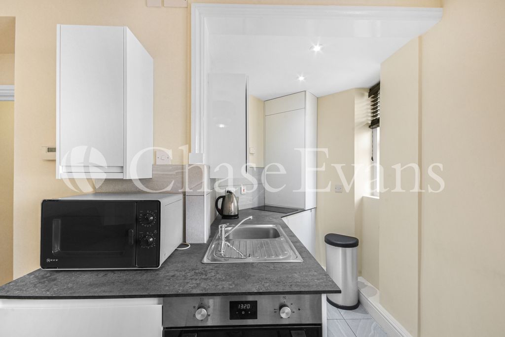 Property photo 3 of 9 Kitchen
