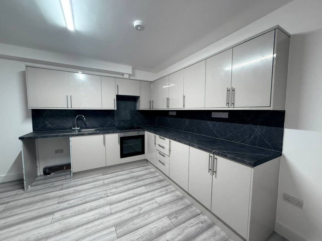 Property photo 1 of 10 Three Bedroom Ground Floor Flat Close To Redbridge Station-2350 Pcm
