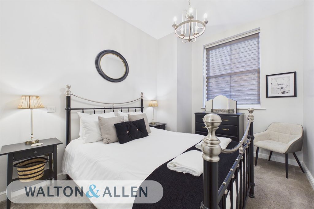 2 bed flat to rentDrapers Bridge NG1 photo 5