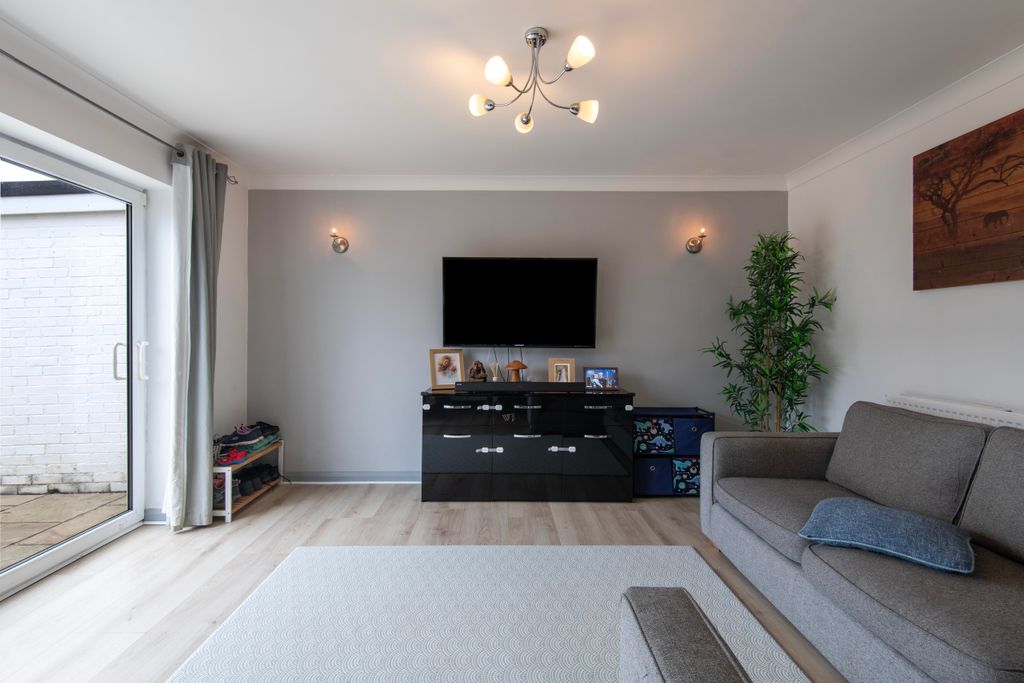 Property photo 3 of 22 Lounge