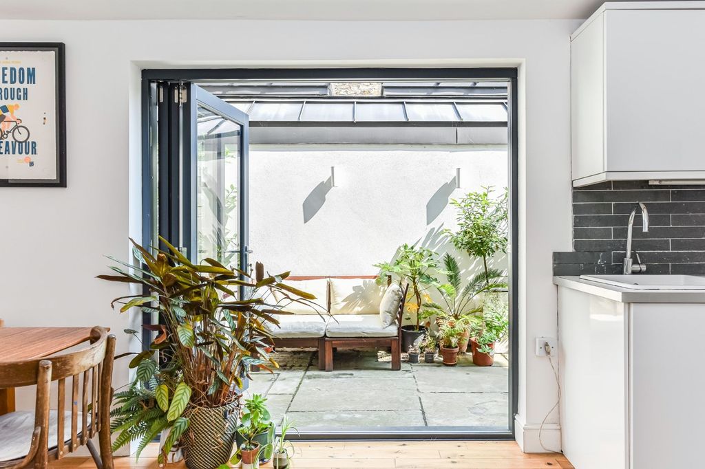 Property photo 2 of 17 Horton Road, E8