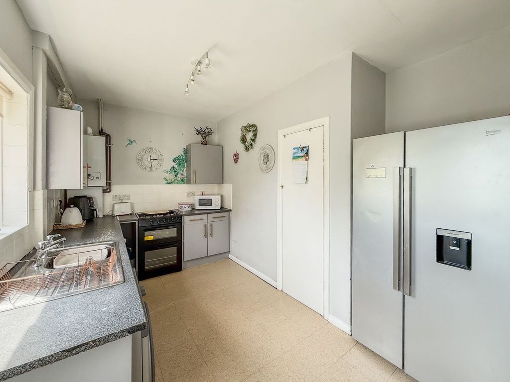 Property photo 3 of 11 Kitchen