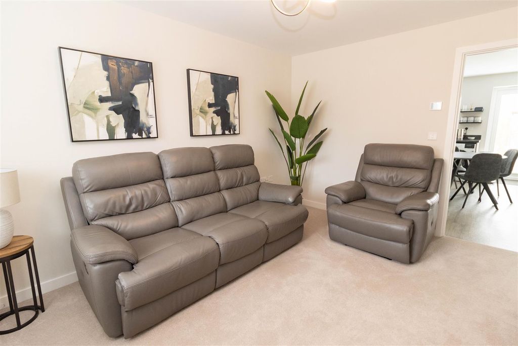 Property photo 2 of 12 Lounge