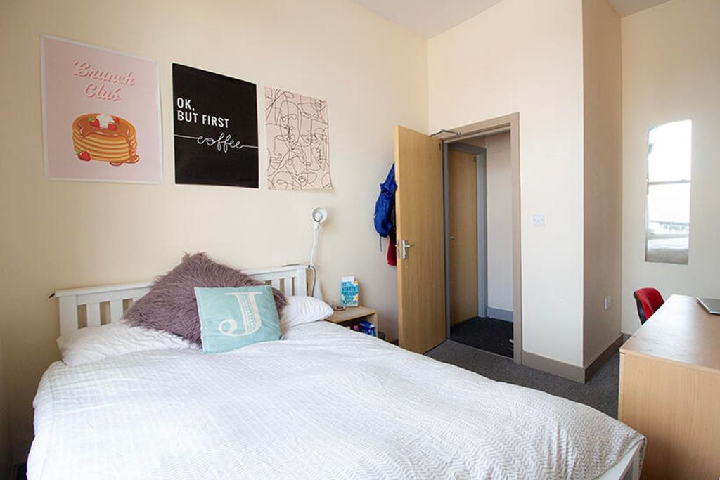 Property photo 3 of 4 A Cozy And Inviting Double Bedroom Featuring A Com...