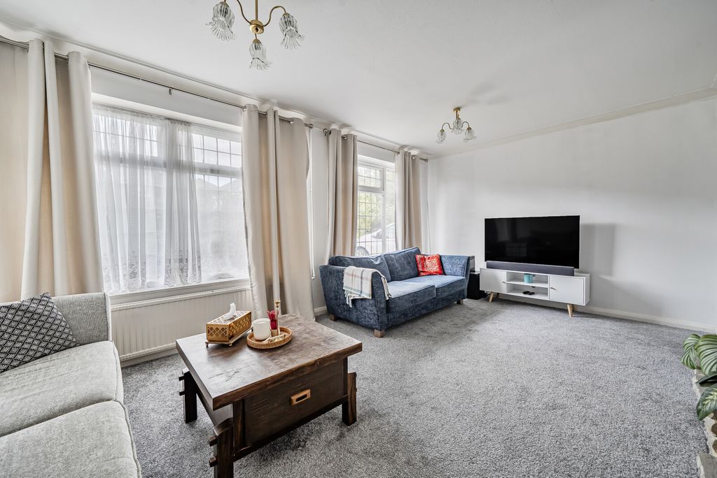Property photo 3 of 13 1349944-13-68B9Bc...