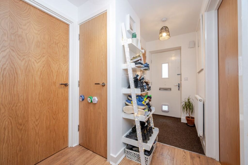 Property photo 2 of 21 Entrance Hall