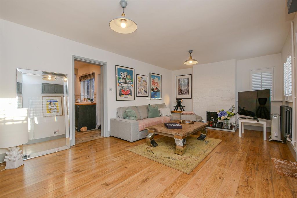 Property photo 2 of 13 Lounge