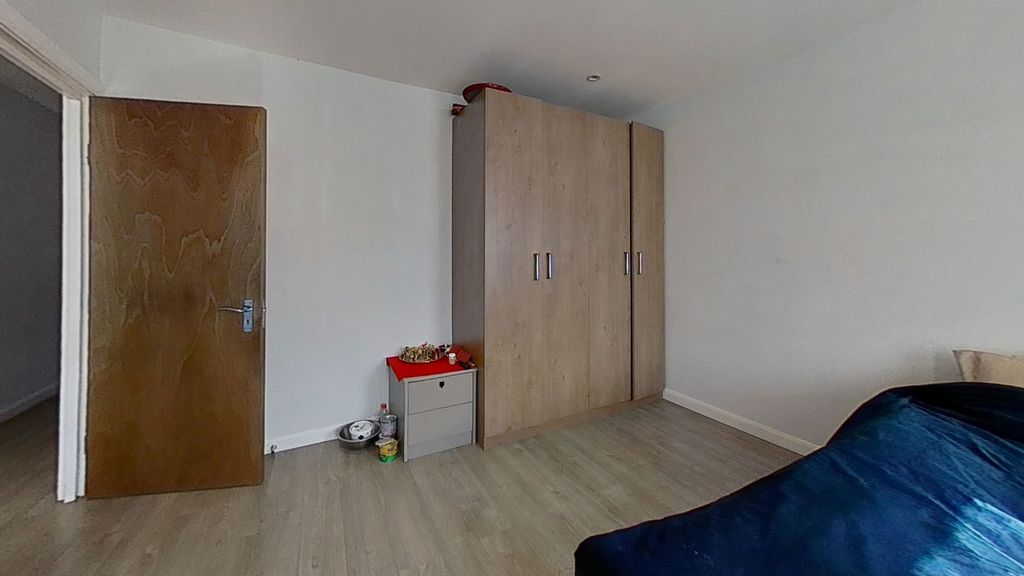 Property photo 3 of 14 Ground-Floor-Flat-Midhurst-Gardens--Bedroom
