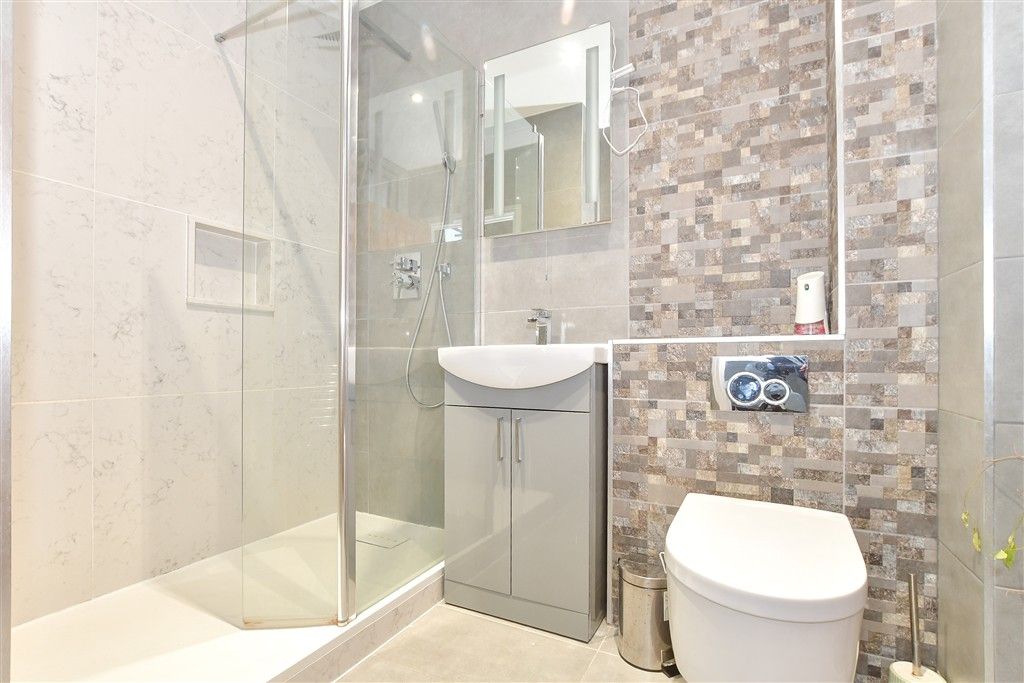 Property photo 3 of 12 En-Suite Shower Room