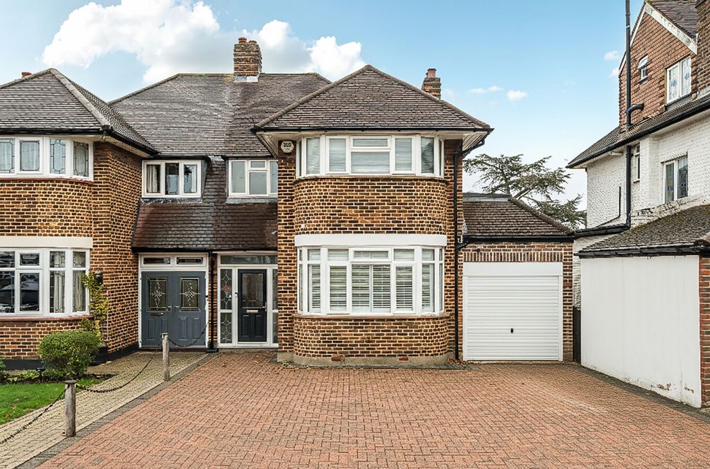 Property photo 1 of 17 Stoneleigh Crescent, Epsom - Kt19 0Rp