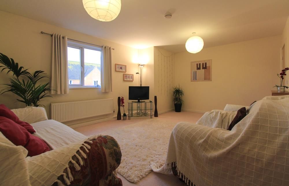 Property photo 2 of 8 97 Clos Dewi Sant Lr-4.Jpg