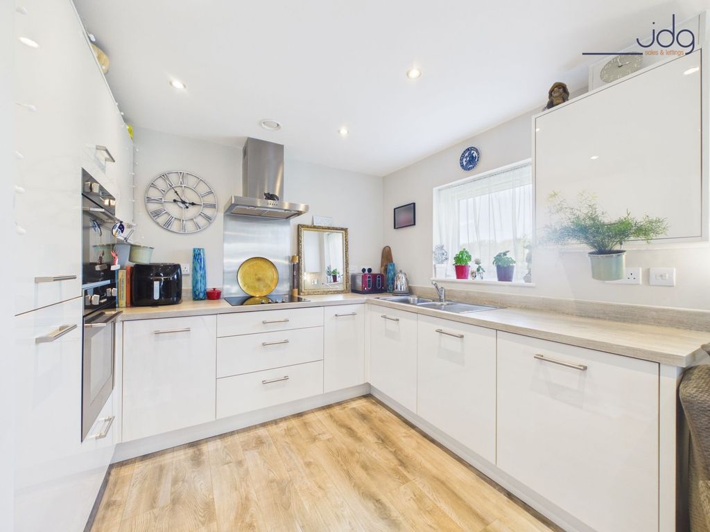 Property photo 3 of 11 Kitchen