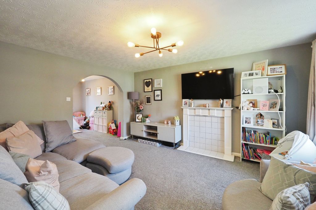 Property photo 2 of 20 Cosy Yet Airy Lounge/Dining/Family Space