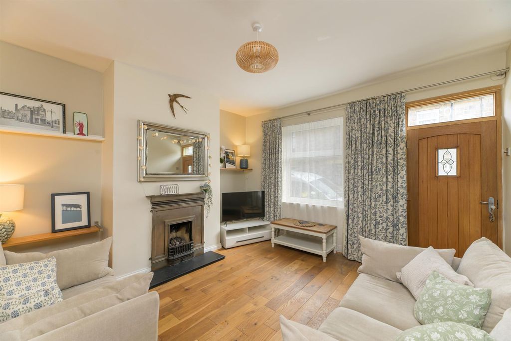 Property photo 2 of 28 Sitting Room