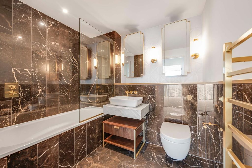 Property photo 3 of 18 Bathroom