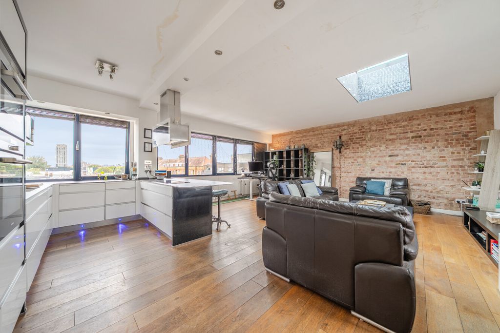 Property photo 1 of 18 1520600-10-6Aa91B...
