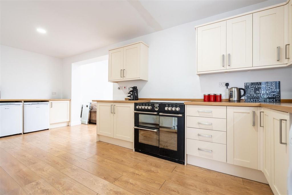 Property photo 3 of 8 Kitchen