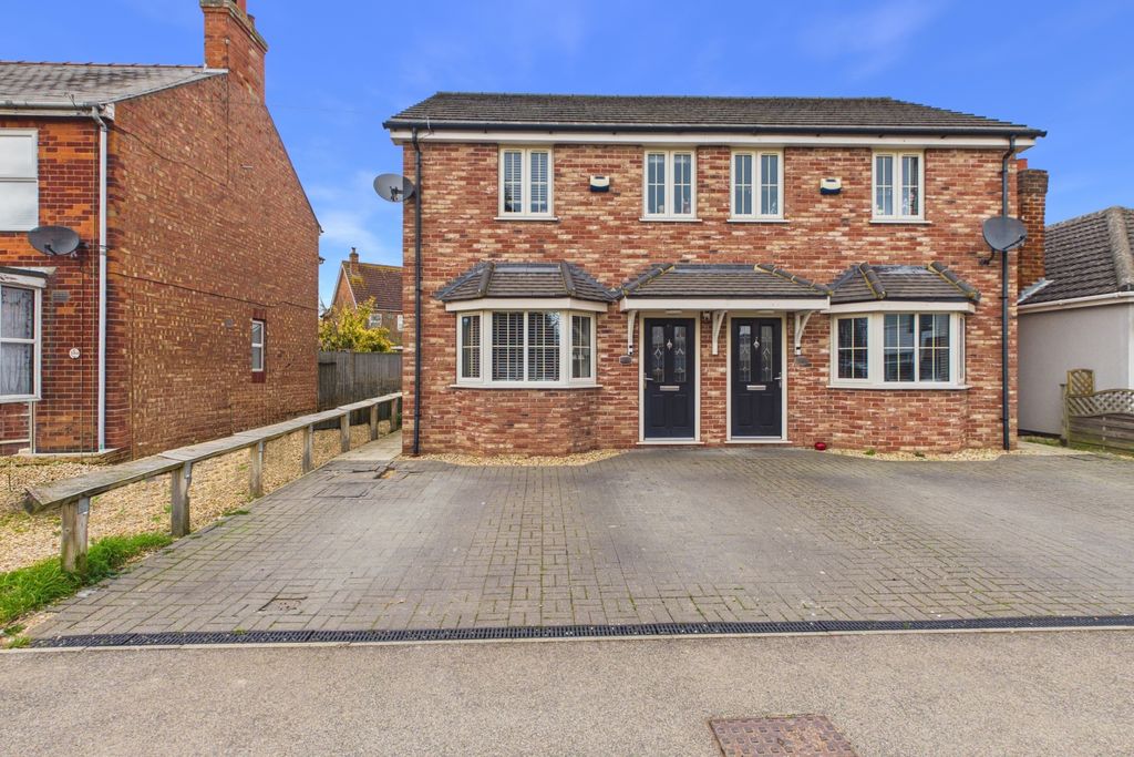 Property photo 1 of 18 Ewemove Spalding - Penny Gate - Front Of House