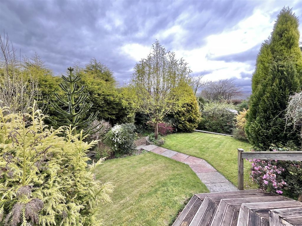 Property photo 2 of 16 Gardens