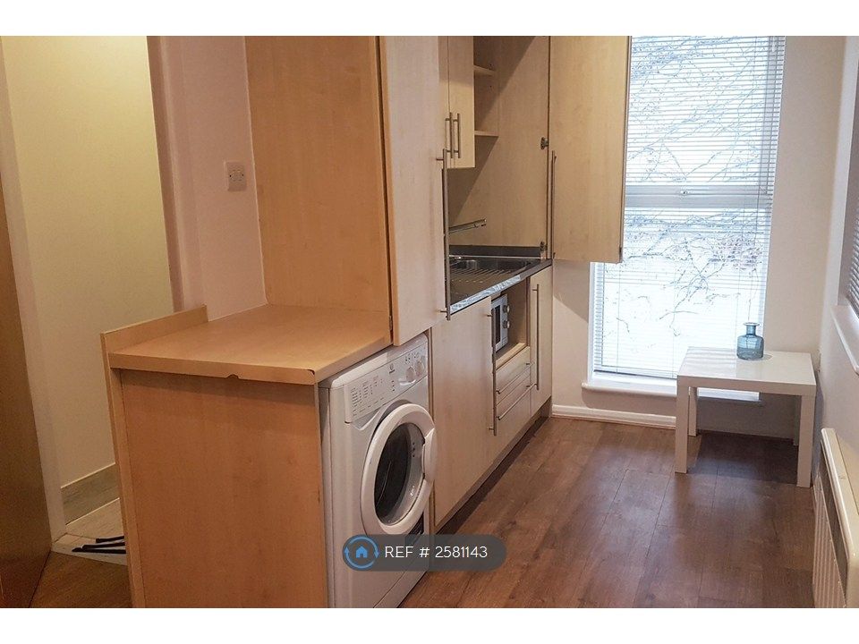 Property photo 3 of 8 Living Space/Kitchen