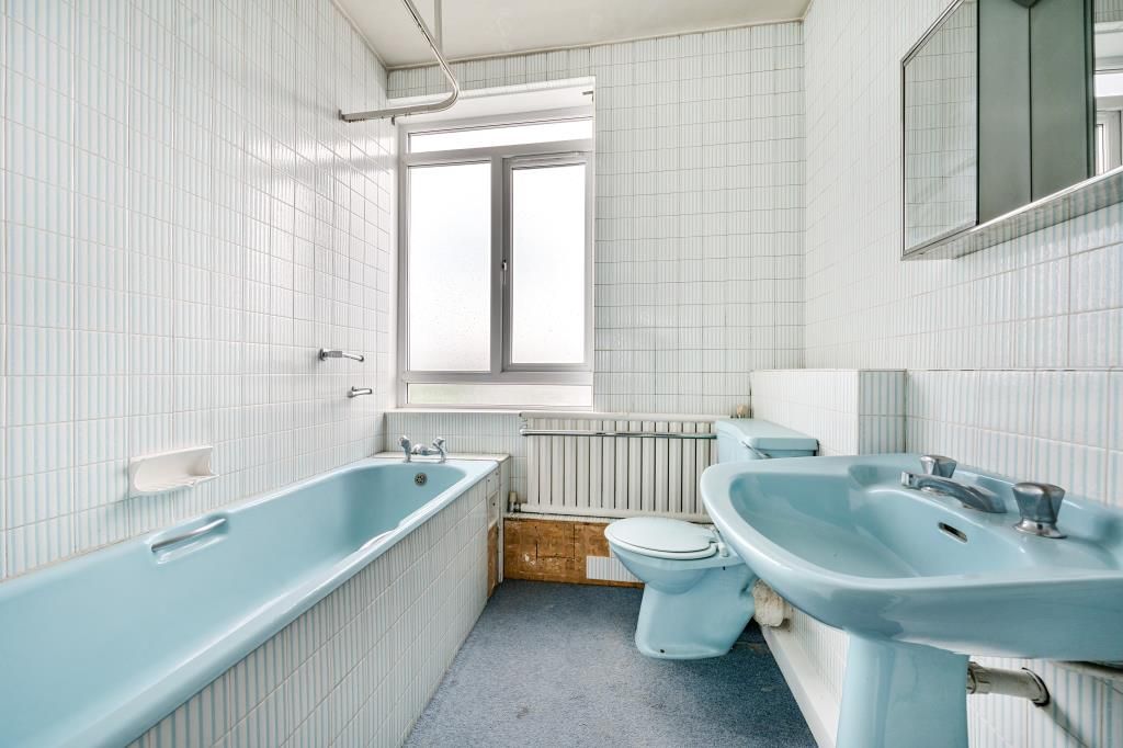 Property photo 2 of 10 Bathroom