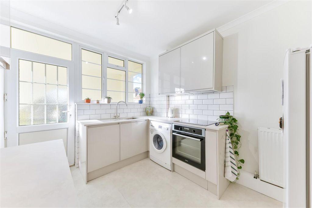 Property photo 2 of 9 Kitchen