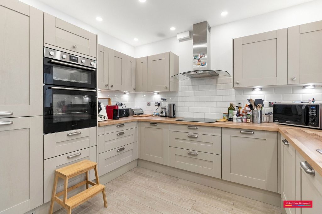 Property photo 2 of 18 Kitchen