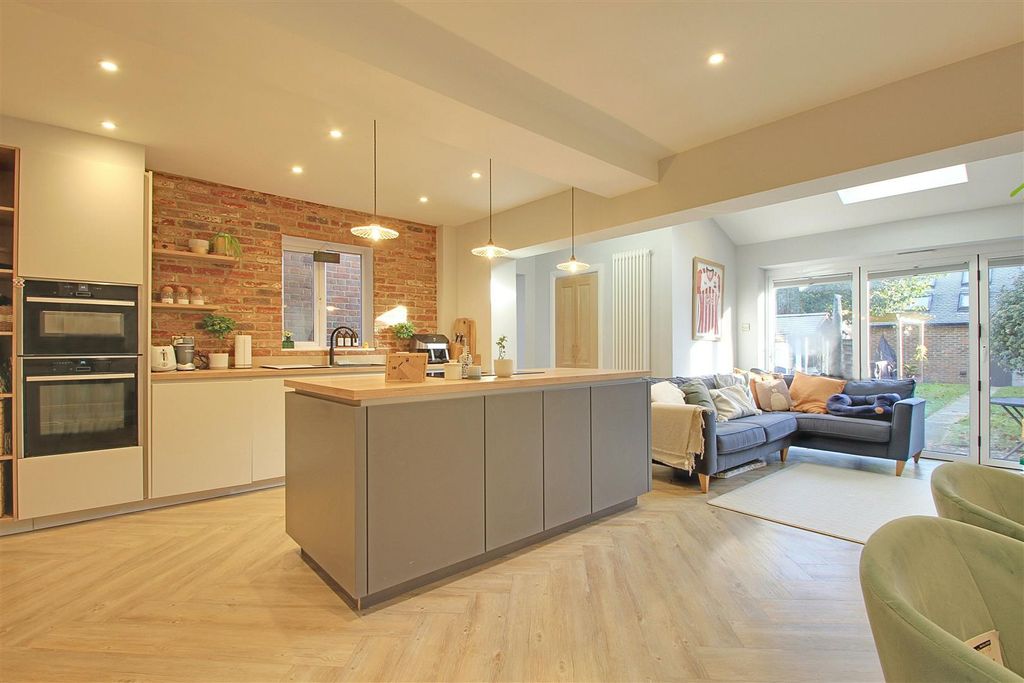 Property photo 2 of 20