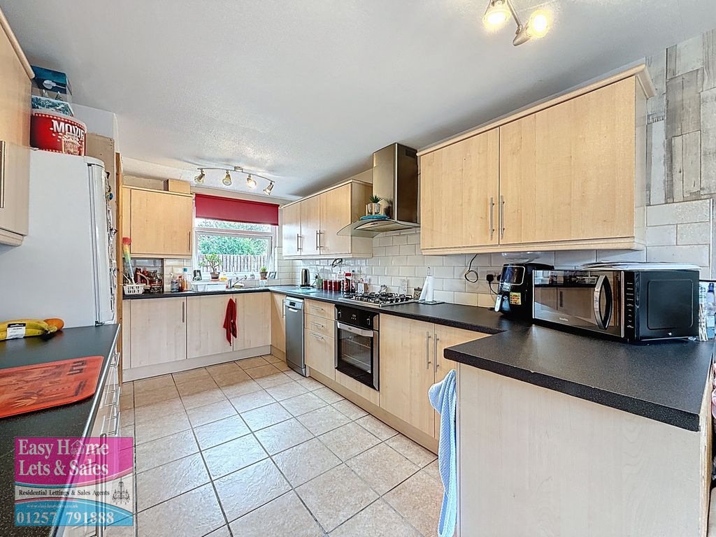 Property photo 3 of 19 Kitchen