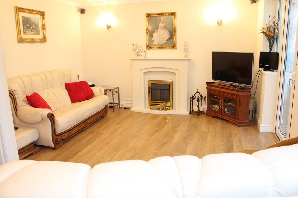 Property photo 3 of 11 Lounge