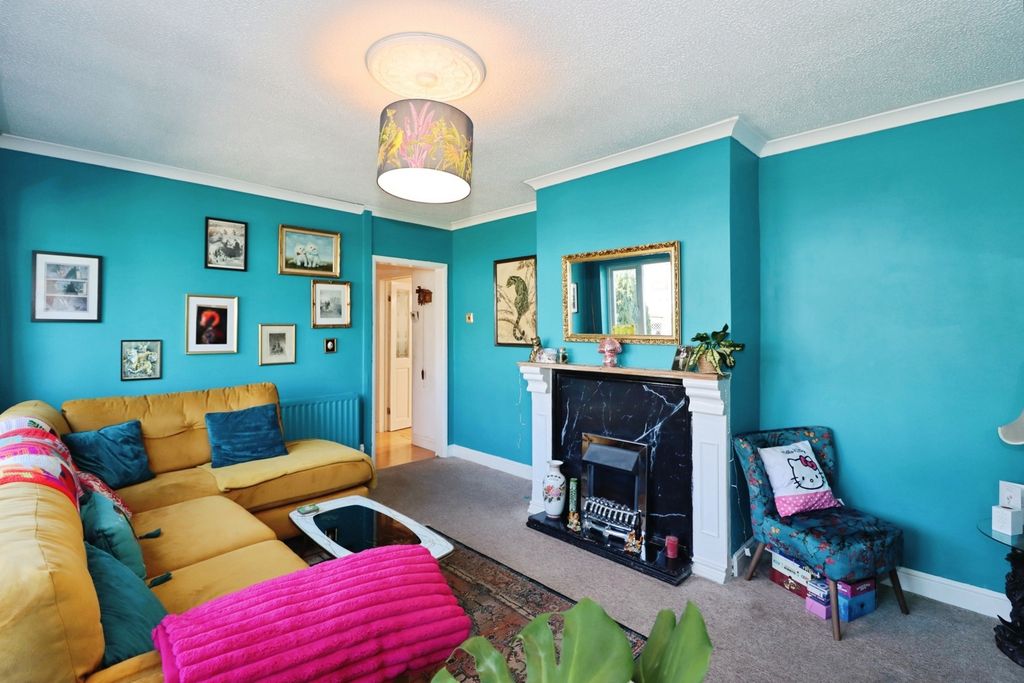 Property photo 1 of 17 Lounge