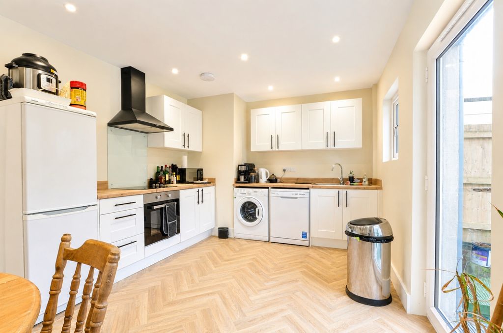 Property photo 3 of 11 22174108-d6c7-48Ab-8F96-3F1E40d9Ca23