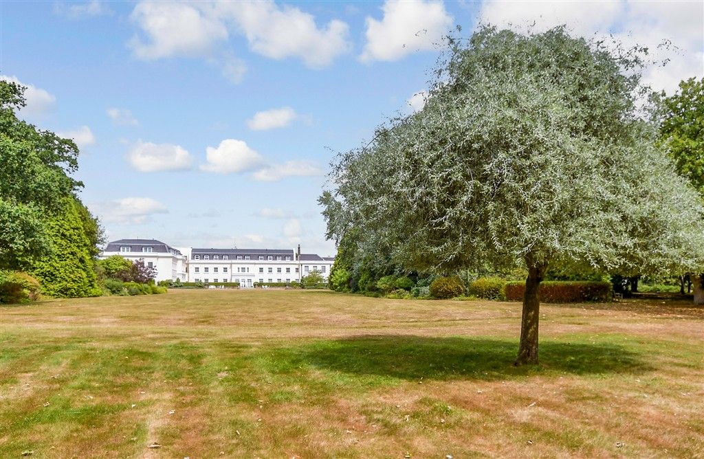 Property photo 3 of 14 Communal Gardens