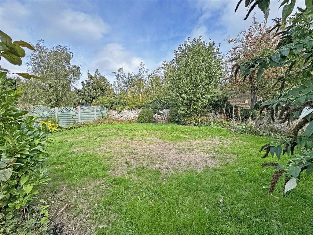 Property photo 2 of 12 Garden