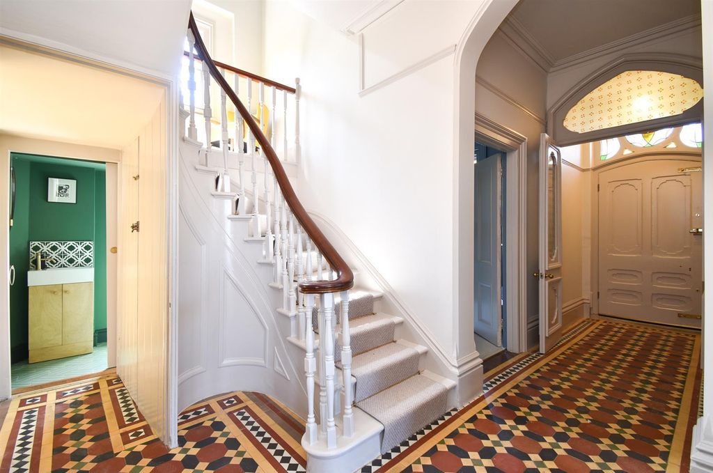 Property photo 2 of 40 Entrance Hall