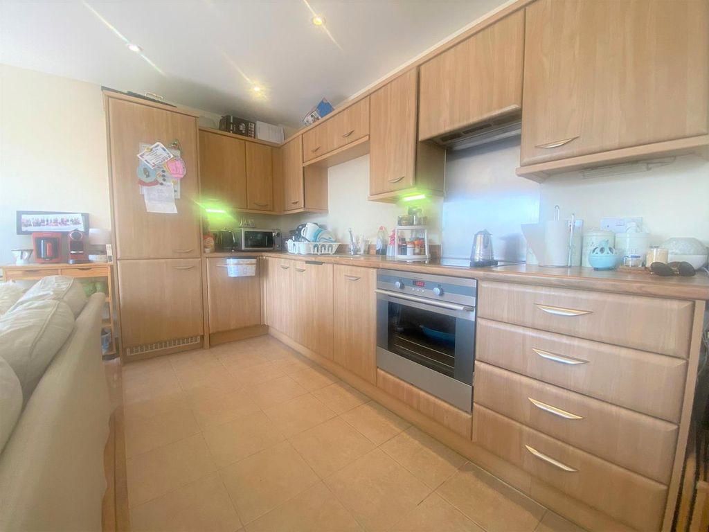 Property photo 3 of 12 Kitchen