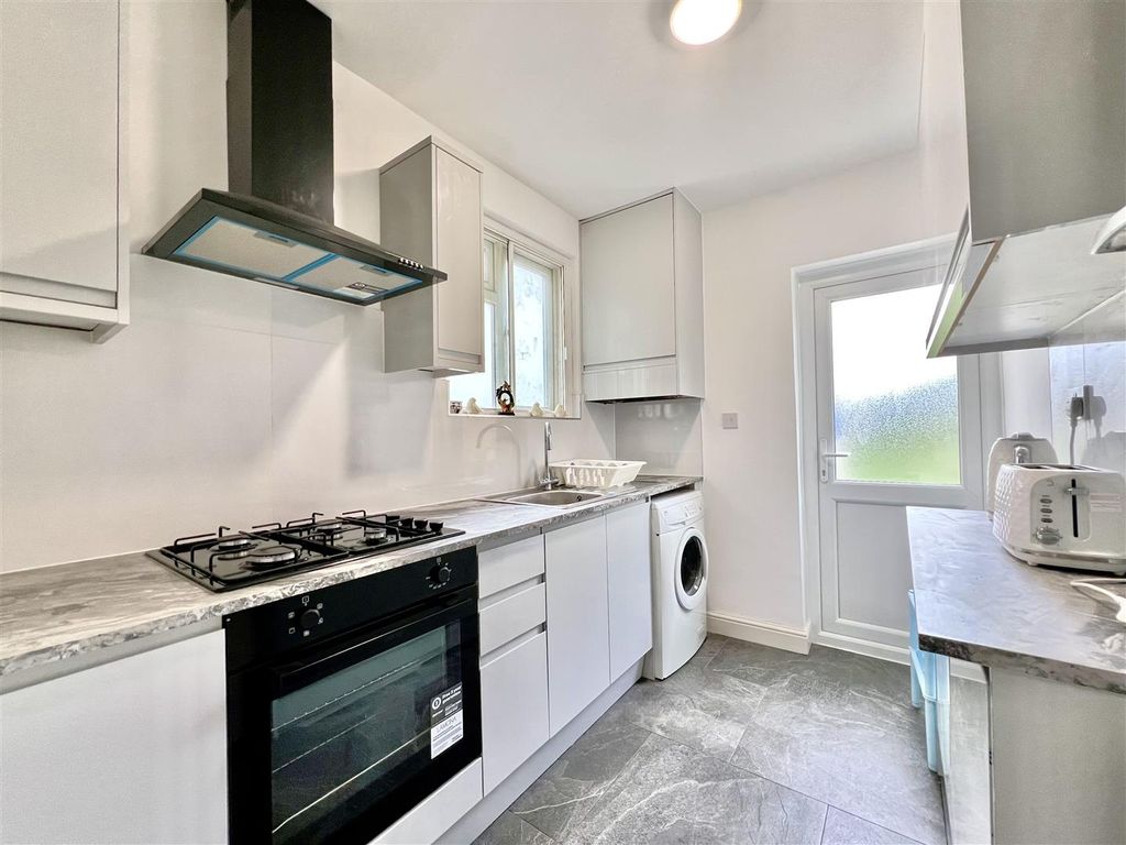 Property photo 1 of 9 Kitchen
