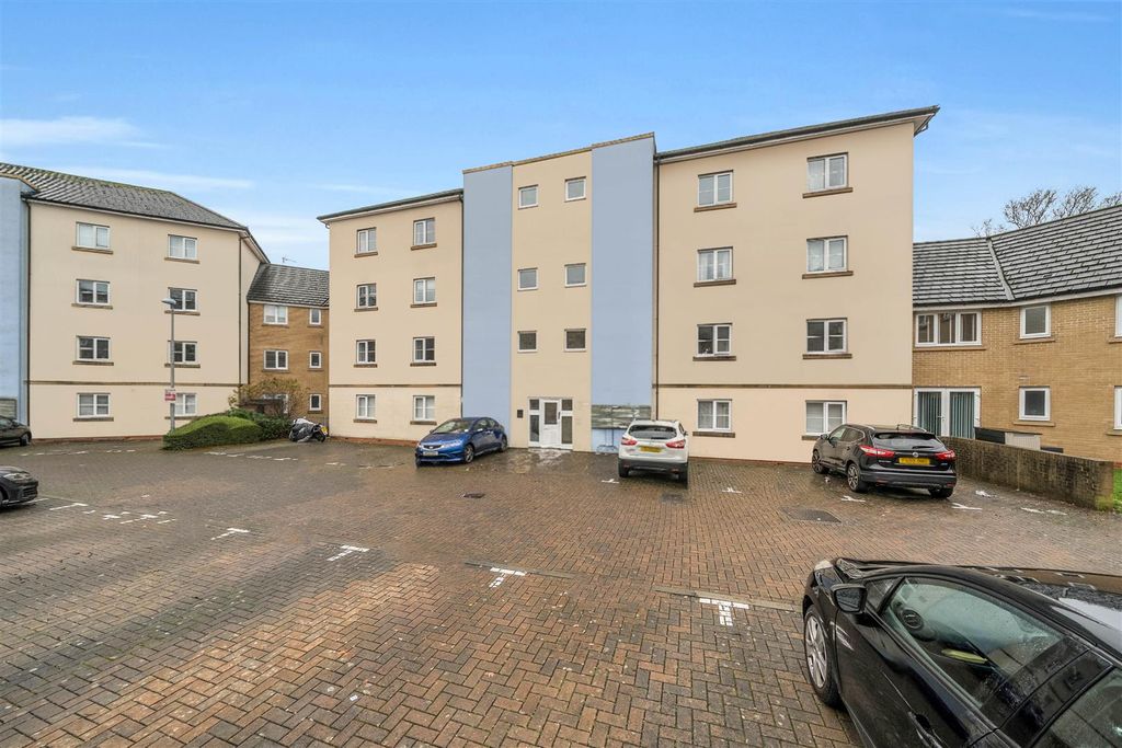 Property photo 1 of 19 Parking