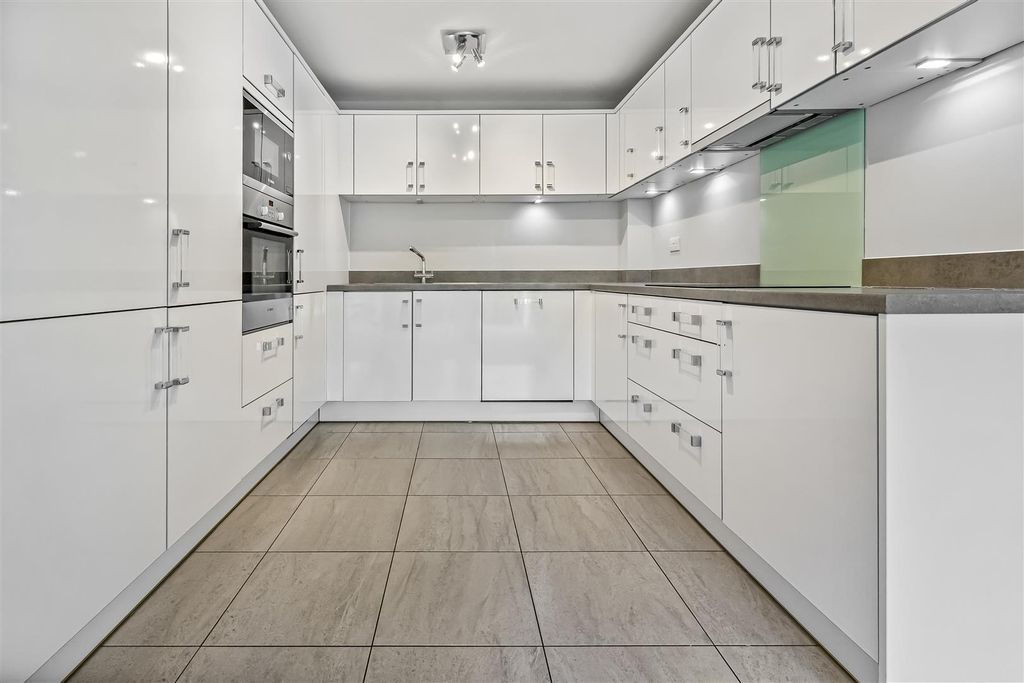 Property photo 3 of 13 12 Wrysdale House-004.Jpg