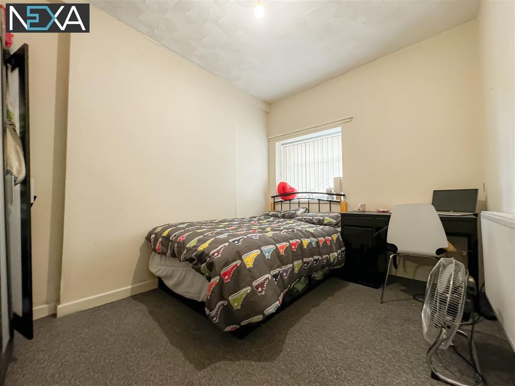 Property photo 3 of 8 Bright Double Bedroom With Dedicated Study Desk...