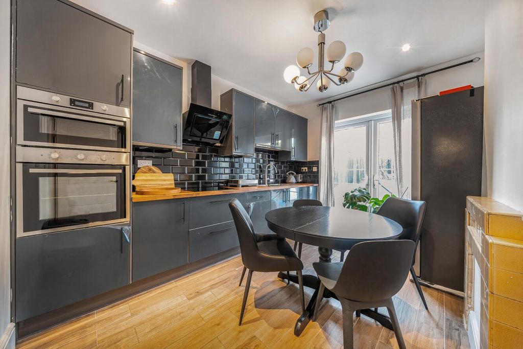 Property photo 3 of 16 Picture 3