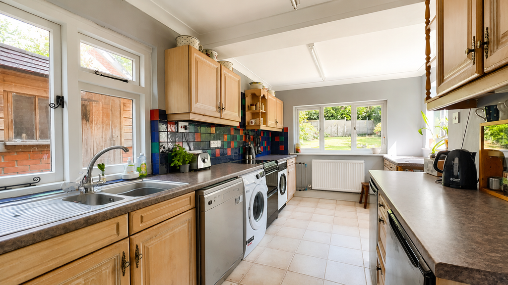 Property photo 3 of 11 Kitchen