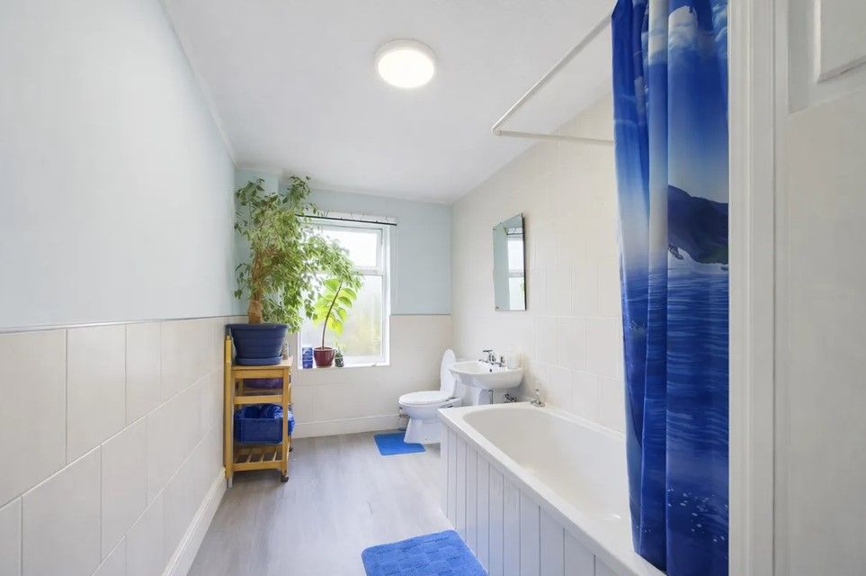 Property photo 3 of 6 1