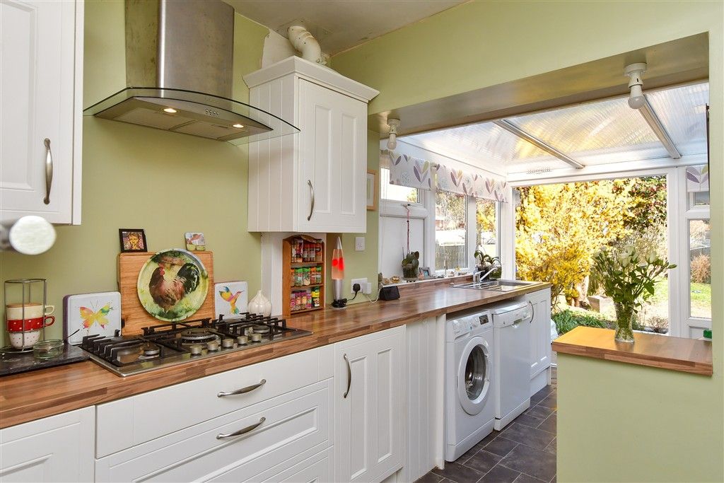 Property photo 3 of 11 Kitchen